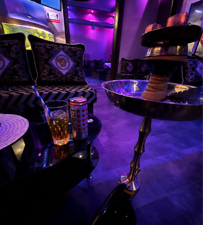 Shisha am Tisch mit Loungesitzen im violetten Licht der Diwan Lounge
