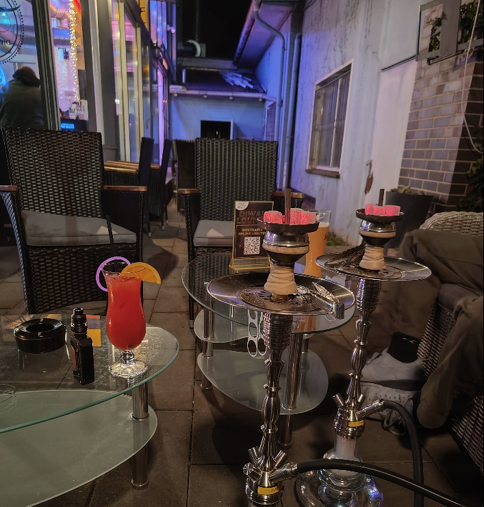 Außenbereich der Diwan Lounge am Abend